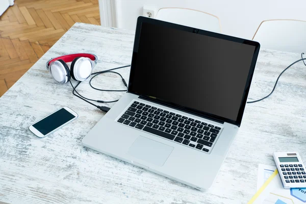 Laptop in het Bureau van het huis — Stockfoto